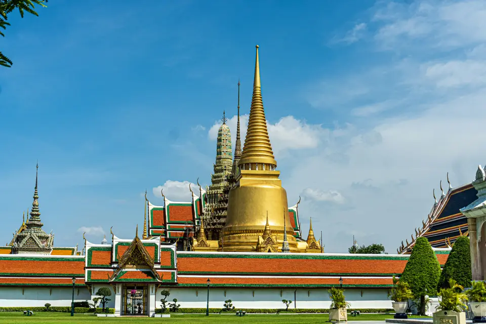 藍天下金紅色的曼谷大皇宮｜<a href="https://unsplash.com/photos/gold-and-red-temple-under-blue-sky-KipWnQeqUhc" target="_blank" rel="noopener">Unsplash 原圖</a>