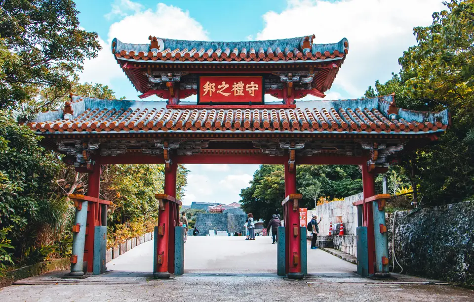 那霸紅白配色的琉球宮殿建築｜<a href="https://unsplash.com/photos/red-and-white-chinese-temple-1twczdE1zlE" target="_blank" rel="noopener">Unsplash 原圖</a>